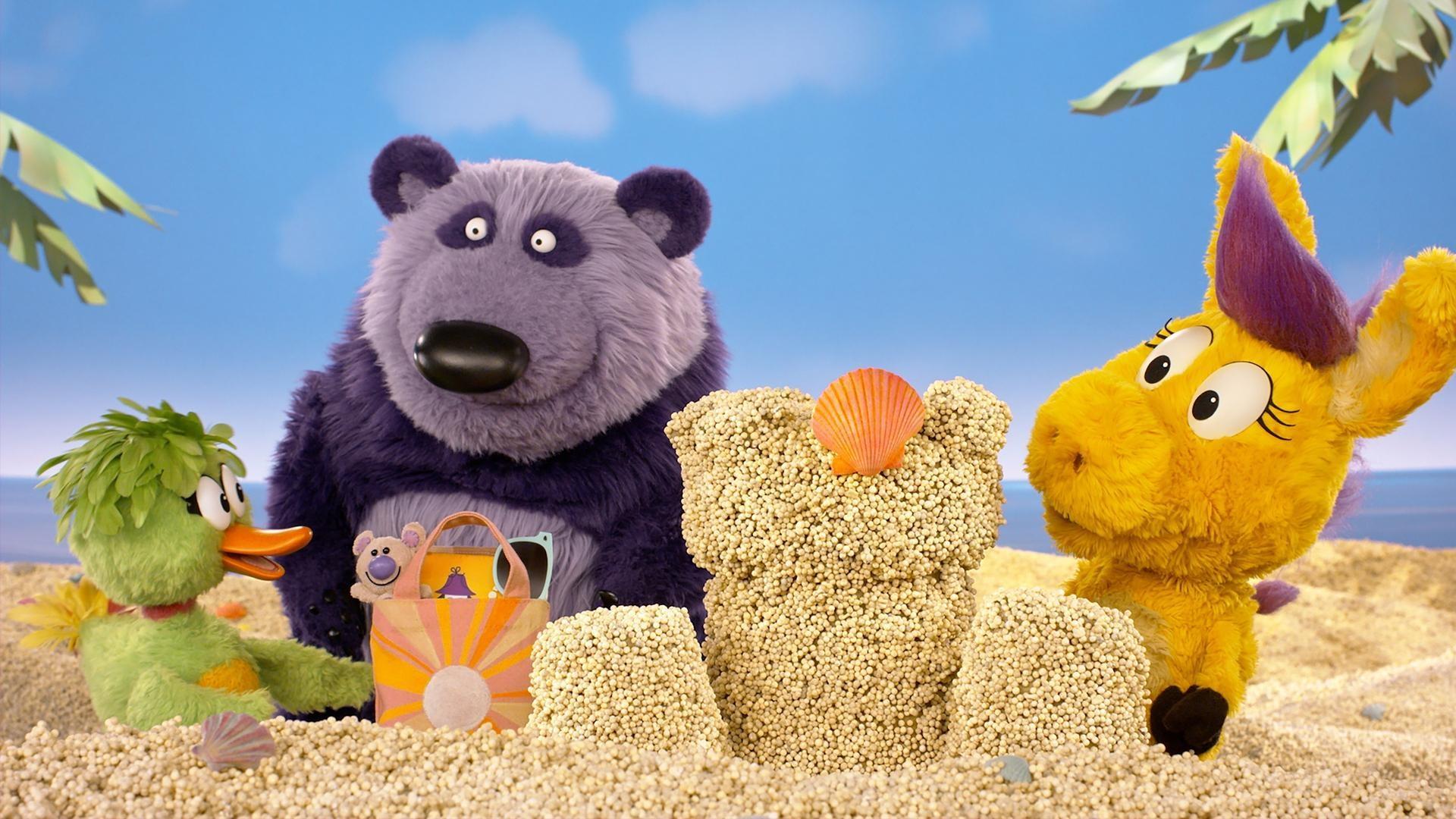 Duck Duck enjoys me-time at the beach./The pals like different things at Donkey’s sleepover.