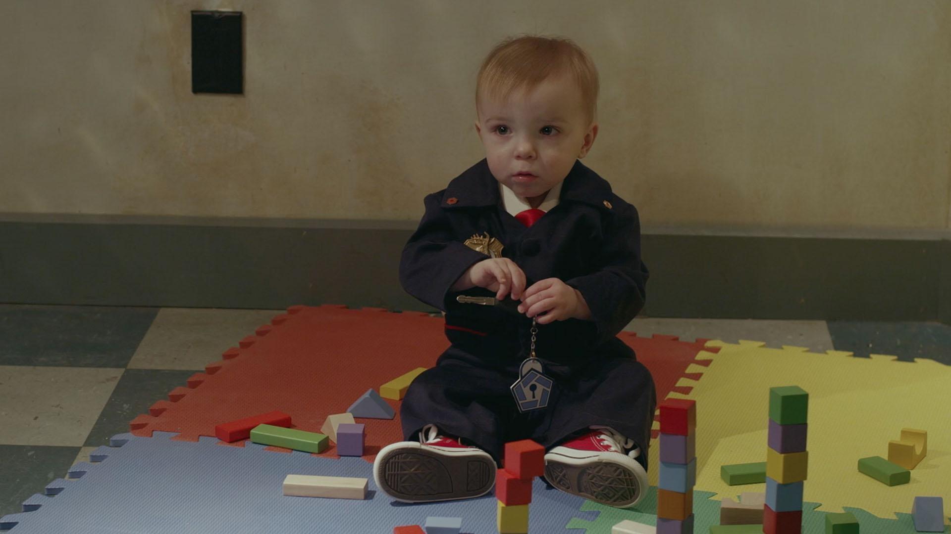 The agents help Agent Orson keep his job. / Oona gets zapped to an alternate dimension.