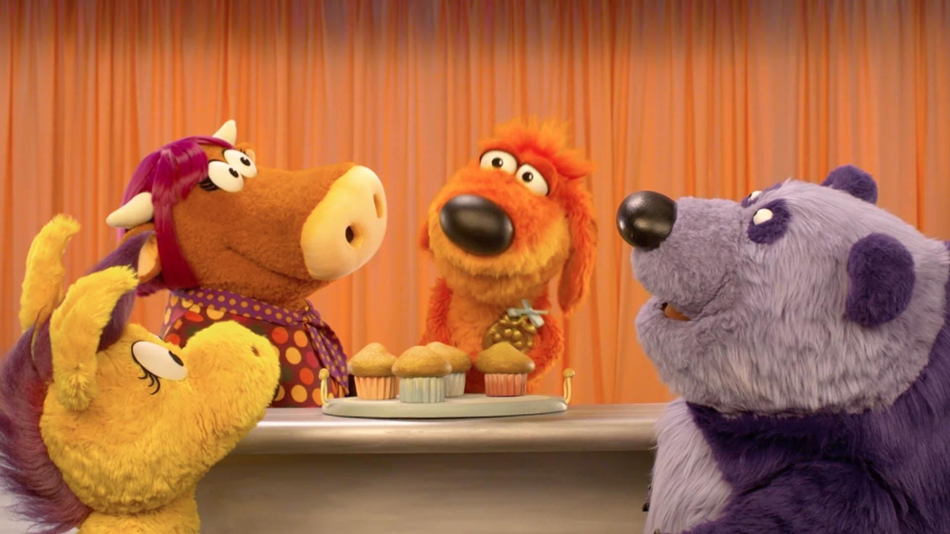 Bob Dog graduates from Good Dog School./Donkey pretends she is Panda to find his lost toy.