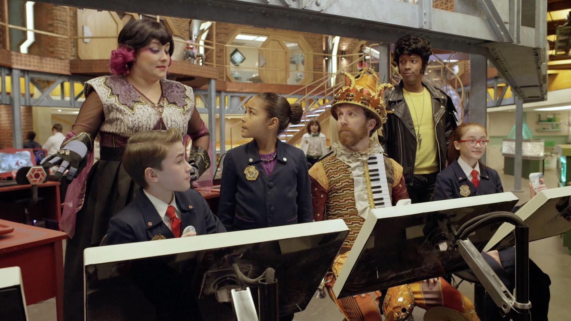 Odd Squad and the villains work together to stop a giant robot. / Someone's lost in HQ!